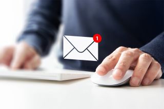 Foto: Mann mit Laptop